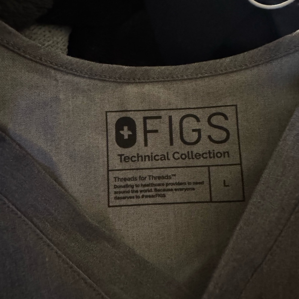 Catarina One-Pocket Scrub Top  figs large graphite